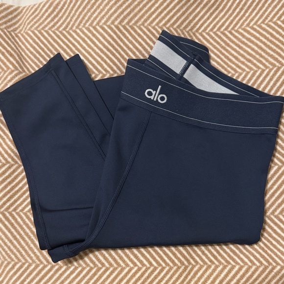 ALO Yoga - Airlift High-Waist Suit Up Legging in Navy - Size L - Picture 6 of 9